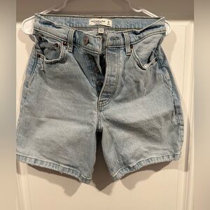 Abercrombie & Fitch
Curve Love High Rise 7 Inch Dad Shorts